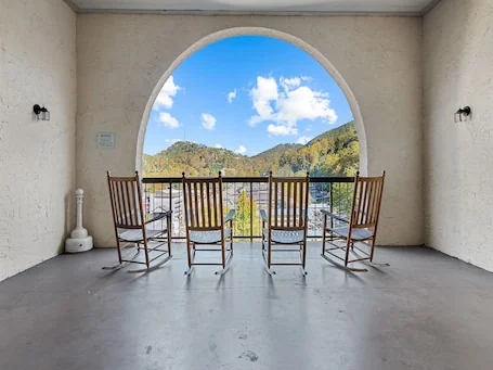Walkable to Downtown Gatlinburg w/Pool Access