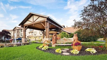 White Pines Inn & Suites