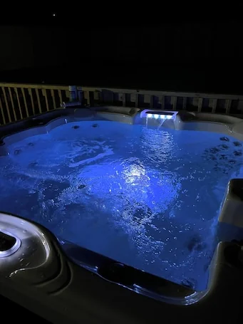 3Br/2Ba Modern Bungalow w/ 6 Person Hot Tub!