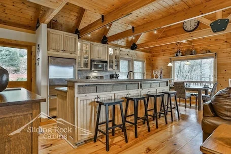 4/3.5 bath sleeps 8, pet friendly-fenced yard, WIFI, HOT TUB