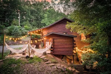5 mins to DWTN & Lake, Arcade, Foosball. Best Location in Blue Ridge