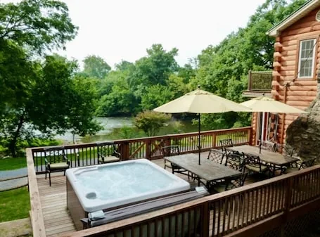 5 minutes from Massanutten resort – hot tub fire pit sleeps up to 10 riverfront
