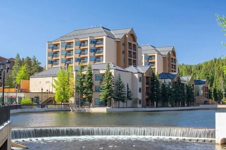 7547^ Gorgeous View – Ski-In/Out – 4 Season Pool!