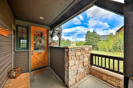 Amazing home close to Granby Ranch with shared hot tub, pool, & WiFi