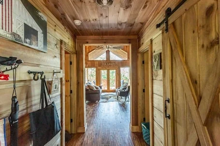 Amazing View – 5M to BR – Private – 2 King rooms on main – Hot tub – Fire Pit