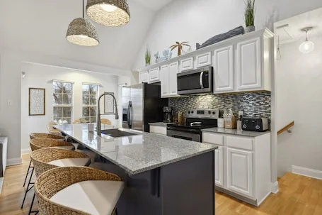 Beach Villa with Private Pool – Walk to beach and Island View Casino