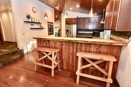 Bearadise – Pet friendly – Walk to Downtown McCall – Hot Tub – WiFi – Sleeps 10