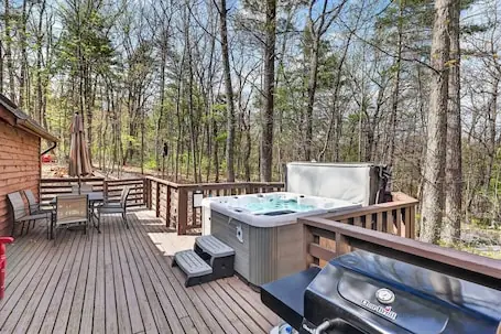“Bearly-Be-Haven” w/hot tub, firepit, Bearly-Be-Haven