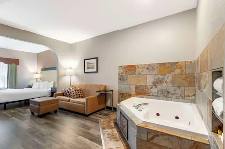 Best Western Plus Des Moines West Inn & Suites