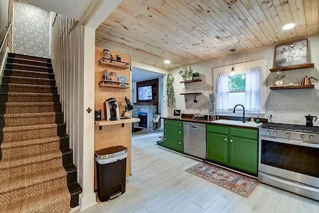 Black Barn Indy · Black Barn Indy-Secluded Suburban Retreat!