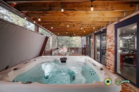 Bluebird Chalet – Swiss-style luxury w/hot tub