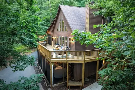 Boutique Chalet – Hiking, Hot Tub, Sauna, Fire Pit, Pizza Oven & Gameroom
