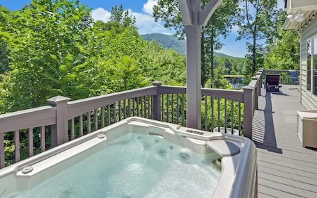 Cameron House Retreat: Lake, wine & mountain paradise! 5 miles to Helen!