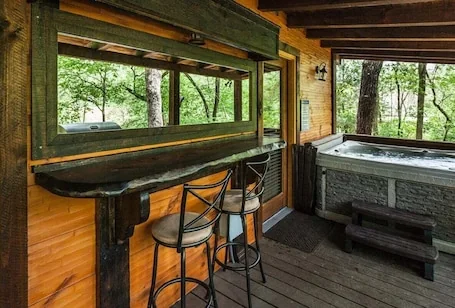 Cartecay Fever – River Front, Hot Tub, Age
