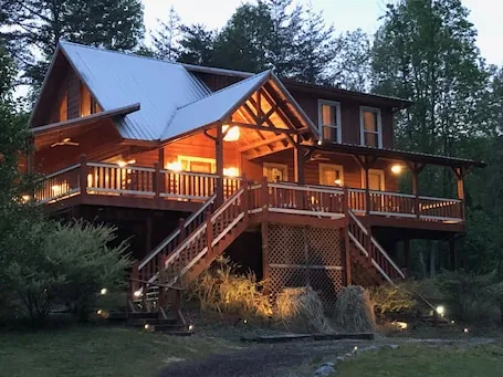 Charming Hideaway – Hot tub -Lg Porches-BBQ-Fie Pit-Sleeps 8