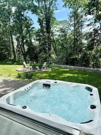 Country House w/Hot Tub, Deck, Grill & Fire Pit