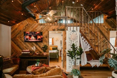 Cowboy Bunkhouse hot tub/lake/farm/nature