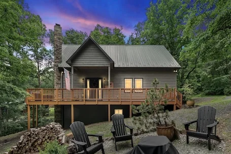Cozy chalet w/hot tub & fire pit