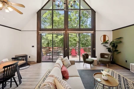 Cozy chalet w/hot tub & fire pit