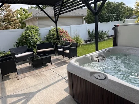 Cozy Corner Oasis With Hot Tub 4 Bedroom Home