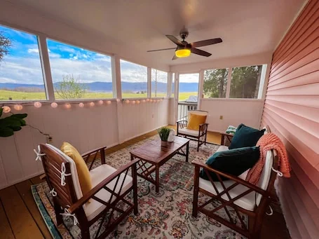 Cozy Retreat – Hot tub + Mountain Views + Pets