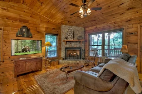 Cozy Retreat with Hot Tub, Firepit & Fireplace! – Bearfoot Ridge