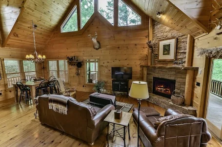 CROCKETT TRAILS – Luxury Log Home with Outdoor Woodburning fireplace and much more.