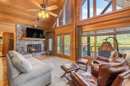 Cypress Knoll – Beautiful Mountain Home with Amazing Views