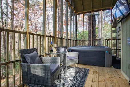 Deer Ridge: Private Hot Tub, Outdoor TV & Screened Deck