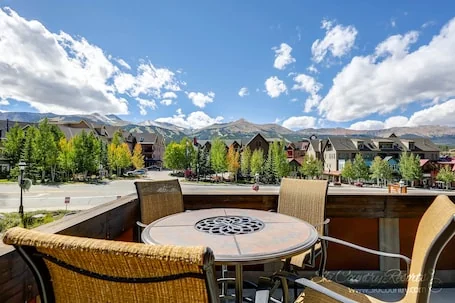 Dog Friendly – Downtown Location w/ *Private Hot Tub* & Views l MainB