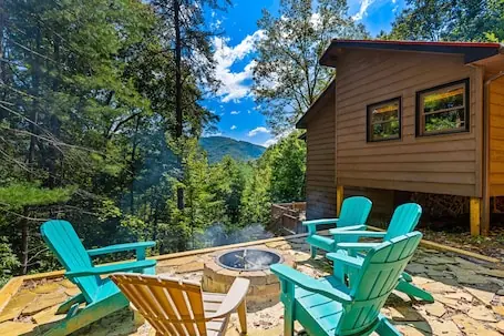 Dog-friendly mountain home with hot tub, deck, pool table, WiFi – stunning view