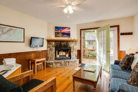 Dripping Rock–1 King BR, Jacuzzi, Kitchenette