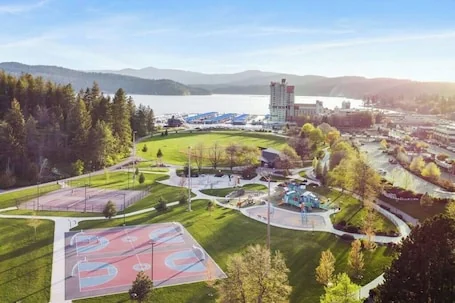 Dwntwn CDA Historic Remodel – Walk to Lake with Hot Tub!