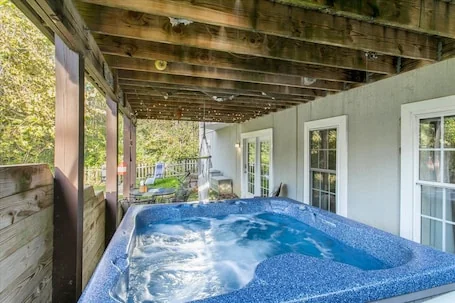 Fun and Open Space Near Everything – Pool table, Hot Tub in Williamsburg