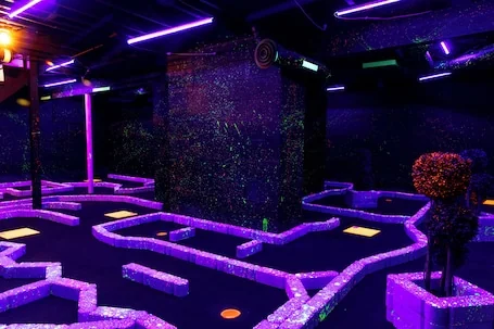 Glow In The Dark Putt Putt Experience – Hot Tub – Sauna – Swing Fire Pit