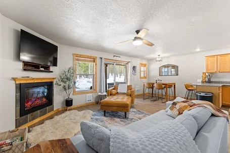 Grandma’s Hideaway – walk to downtown, private hot tub, pet friendly with patio
