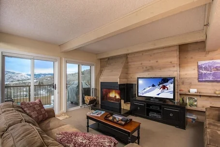 Great Rates, Easy access, 2BR, 2BA, Condo with outstanding view. Pool &Hot Tub