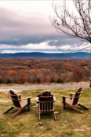 Great views, hike onsite, work remotely, huge smart TVs & hot-tub