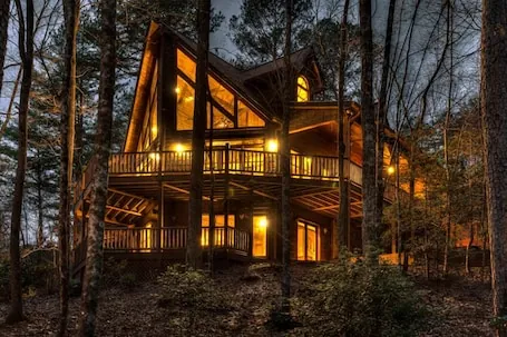 Grizzley Gulch – Hot Tub | Arcade Game | Firepit | Outdoor Fireplace | Duck Pond View