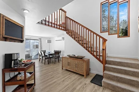 Happy Hideaway – Aspen Village Condo w seasonal pool, close to lake, park, golf, and downtown