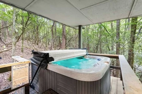 Hazel’s Haus | Hot Tub | Fireplace | Wi-Fi | Dogs