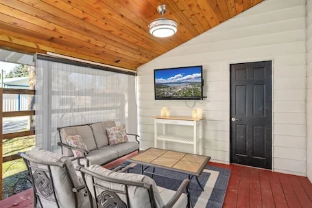 Heated Pool & Hot Tub – Modern Family Retreat