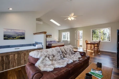 High Meadows–King BR, fireplace, jacuzzi, kitchen