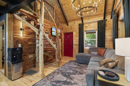 Hillside Haven – Hot Tub, Firepit, WiFi, Updated 2025 (4 mins to Natural Bridge)