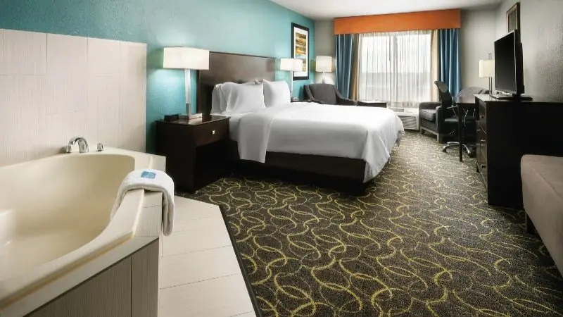 Holiday Inn Express & Suites DFW Airport – Grapevine, an IHG Hotel