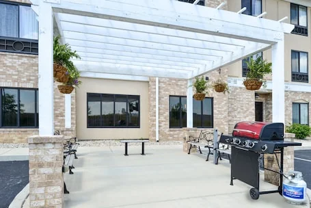 Holiday Inn Express & Suites Greenfield by IHG