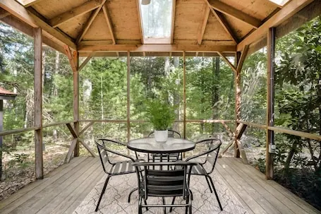 Hot Tub, Deck, Screened Porch, Fire Pit, & WiFi