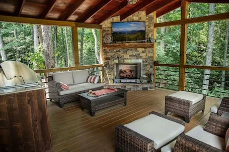 Hot tub, fire pit, and views! – Adore the S’mores