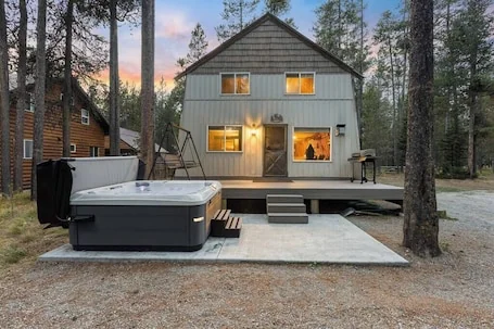 Hot Tub – Fire Pit – BBQ & 25min to Yellowstone!