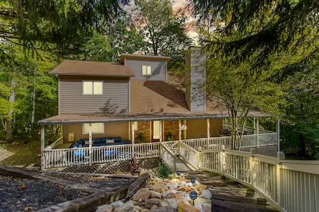 Hot Tub – Massage Chair – Game Room – Fenced Yard